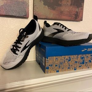 Brooks Revel 4 running shoes, NIB, white/black